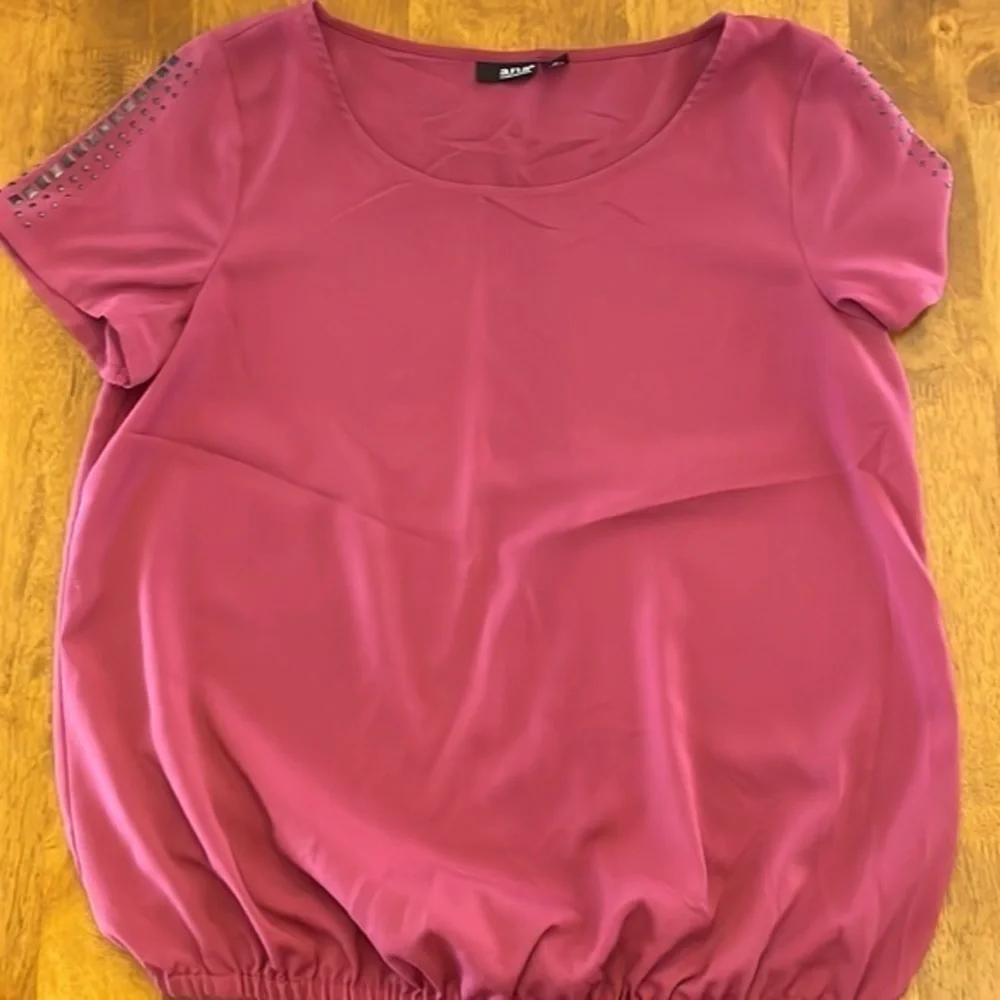 NWOT burgundy top 124 - Picture 2 of 4